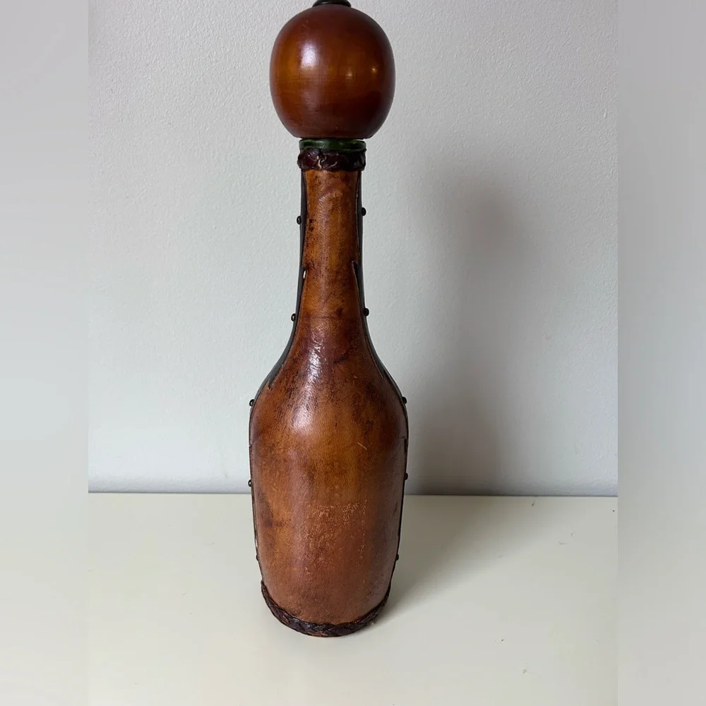Vintage Italian Leather Wrapped Old World MCM Lions Head Bottle Decanter - Picture 4 of 8